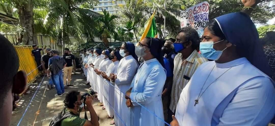 We support our nuns in Sri Lanka always at the side of the people mobilising against the social, economic and political crisis